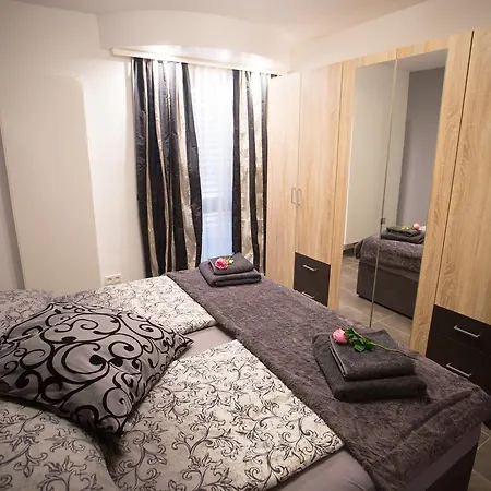 Downtown Center 公寓